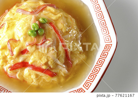餡かけ中華風オムライス、天津飯を白背景で撮影(俯瞰) 餡かけ中華風オムライス、天津飯を白背景で撮影(俯瞰) 77621167