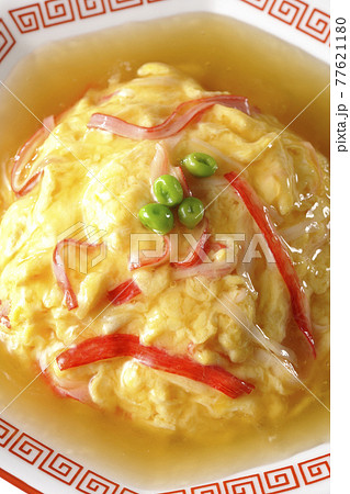 餡かけ中華風オムライス、天津飯を俯瞰で撮影 餡かけ中華風オムライス、天津飯を俯瞰で撮影 77621180