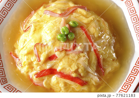 餡かけ中華風オムライス、天津飯を俯瞰で撮影 餡かけ中華風オムライス、天津飯を俯瞰で撮影 77621183