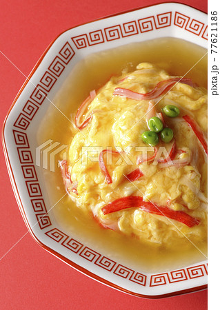 餡かけ中華風オムライス、天津飯を俯瞰で撮影 餡かけ中華風オムライス、天津飯を俯瞰で撮影 77621186