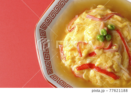 餡かけ中華風オムライス、天津飯を俯瞰で撮影 餡かけ中華風オムライス、天津飯を俯瞰で撮影 77621188