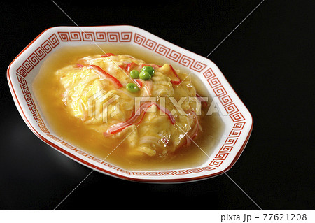 餡かけ中華風オムライス、天津飯を黒背景で撮影 餡かけ中華風オムライス、天津飯を黒背景で撮影 77621208