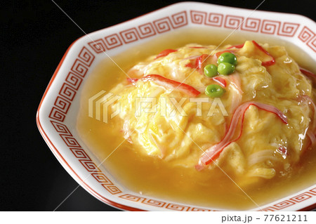 餡かけ中華風オムライス、天津飯を黒背景で撮影 餡かけ中華風オムライス、天津飯を黒背景で撮影 77621211
