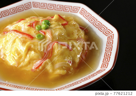 餡かけ中華風オムライス、天津飯を黒背景で撮影 77621212