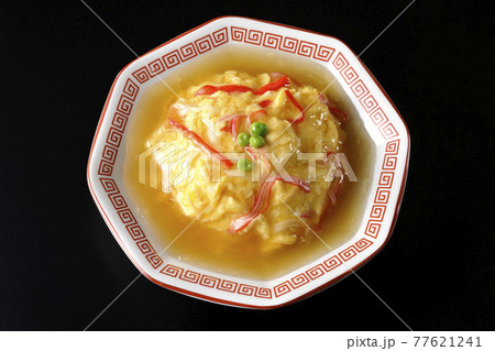 餡かけ中華風オムライス、天津飯を黒背景で撮影(俯瞰) 餡かけ中華風オムライス、天津飯を黒背景で撮影(俯瞰) 77621241