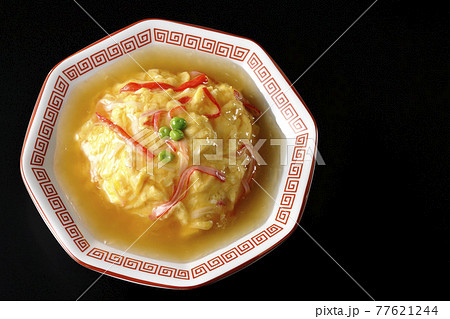 餡かけ中華風オムライス、天津飯を黒背景で撮影(俯瞰) 餡かけ中華風オムライス、天津飯を黒背景で撮影(俯瞰) 77621244