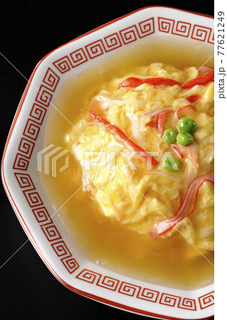 餡かけ中華風オムライス、天津飯を黒背景で撮影(俯瞰) 餡かけ中華風オムライス、天津飯を黒背景で撮影(俯瞰) 77621249