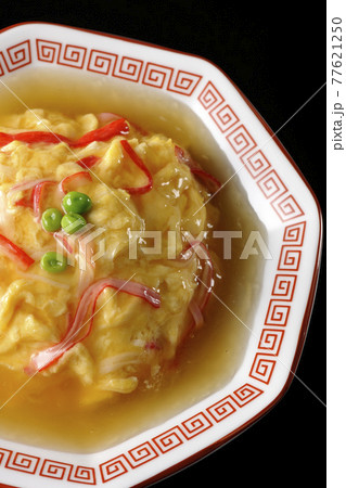 餡かけ中華風オムライス、天津飯を黒背景で撮影(俯瞰) 餡かけ中華風オムライス、天津飯を黒背景で撮影(俯瞰) 77621250