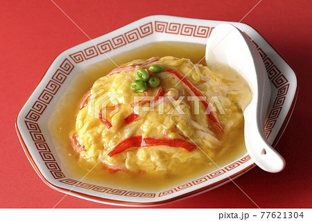 餡かけ中華風オムライス、天津飯とレンゲ 餡かけ中華風オムライス、天津飯とレンゲ 77621304