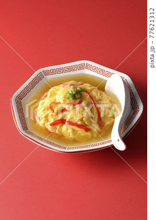 餡かけ中華風オムライス、天津飯とレンゲ 77621312