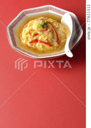 餡かけ中華風オムライス、天津飯とレンゲ 77621313