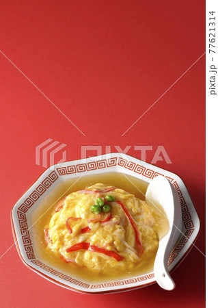 餡かけ中華風オムライス、天津飯とレンゲ 77621314