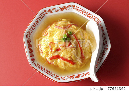 餡かけ中華風オムライス、天津飯と散蓮華を俯瞰で撮影 77621362