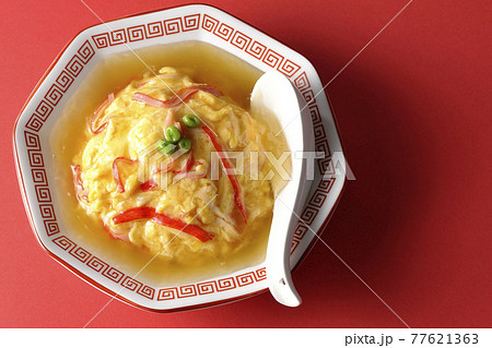 餡かけ中華風オムライス、天津飯と散蓮華を俯瞰で撮影 77621363