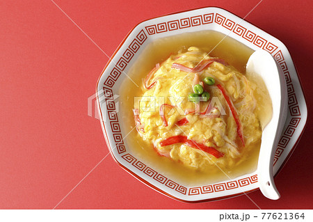 餡かけ中華風オムライス、天津飯と散蓮華を俯瞰で撮影 77621364