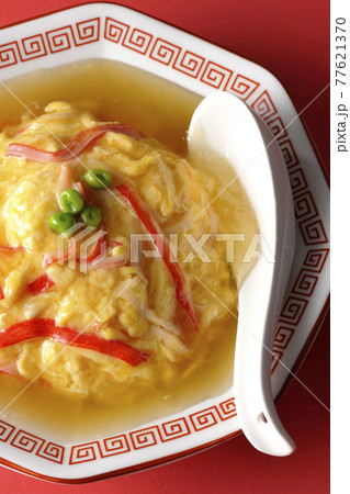 餡かけ中華風オムライス、天津飯と散蓮華を俯瞰で撮影 餡かけ中華風オムライス、天津飯と散蓮華を俯瞰で撮影 77621370