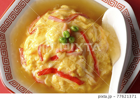 餡かけ中華風オムライス、天津飯と散蓮華を俯瞰で撮影 77621371