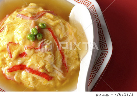 餡かけ中華風オムライス、天津飯と散蓮華を俯瞰で撮影 77621373