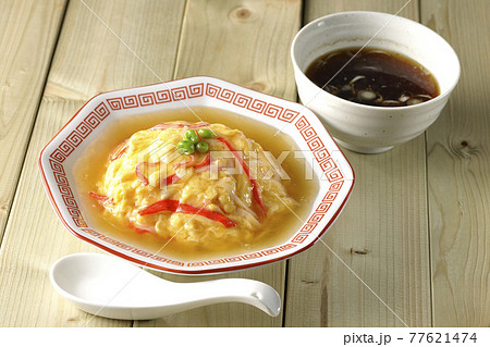 餡かけ中華風オムライス、天津飯と中華スープのセットと散蓮華 餡かけ中華風オムライス、天津飯と中華スープのセットと散蓮華 77621474