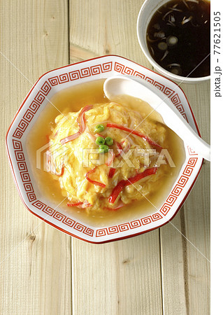 餡かけ中華風オムライス、天津飯と中華スープのセットと散蓮華を俯瞰で撮影 77621505