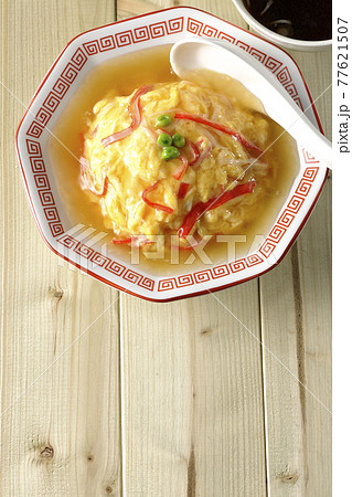 餡かけ中華風オムライス、天津飯と中華スープのセットと散蓮華を俯瞰で撮影 77621507