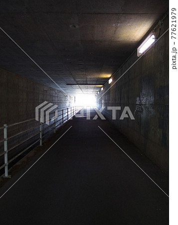 暗いトンネルの向こうに光の写真素材 77621979 Pixta