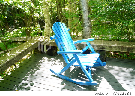 木陰のロッキングチェア 77622533