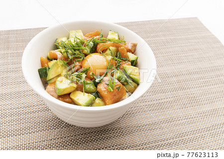 サーモンとアボカド丼 77623113