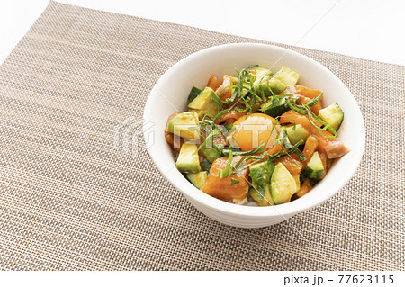 サーモンとアボカド丼 77623115