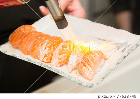 炙りさーもん出品 炙りサーモン(刺身用)【冷凍便】の通販・お取り寄せ「築地魚群」
