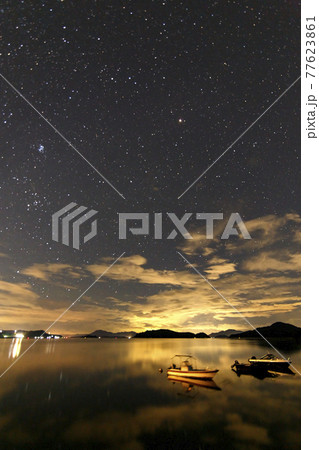 瀬戸内の夏の星景　漁港の夜空に昇る昴 77623861