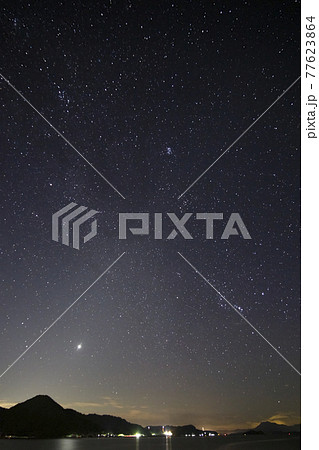 瀬戸内の夏の星景　昇るオリオン座と昴 77623864