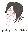 頬杖をつく女性 77624477
