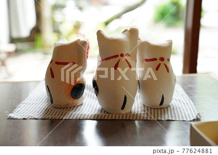 招き猫後ろ姿(三匹) 招き猫後ろ姿(三匹) 77624881