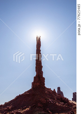 モニュメント・バレーのトーテム・ポールと太陽 モニュメント・バレーのトーテム・ポールと太陽 77625485