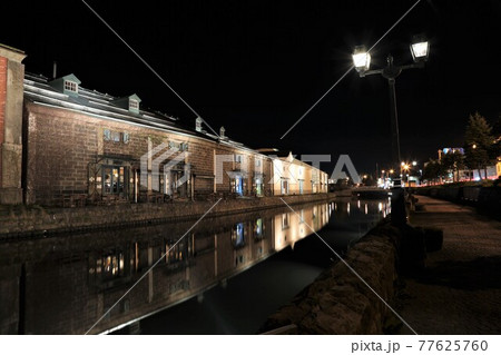 夜の小樽運河（北海道小樽市） 77625760