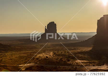 モニュメント・バレーの朝 77625992