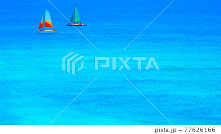 エメラルドブルーに輝くハワイの青い海とヨット エメラルドブルーに輝くハワイの青い海とヨット 77626166