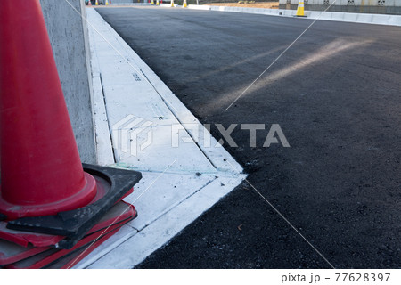 完成直後の道路舗装工事　 77628397