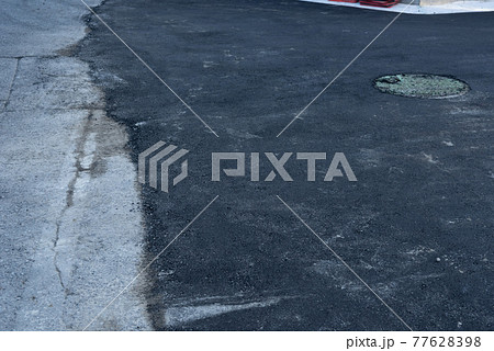 完成直後の道路舗装工事 既存道路との境目 完成直後の道路舗装工事 既存道路との境目 77628398