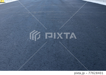 完成直後の道路舗装工事 完成直後の道路舗装工事 77628401