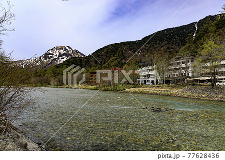 長野県松本市の観光名所の上高地の春 77628436