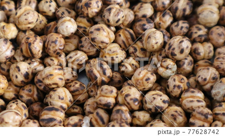 Vegan healthy snack,spicy roasted chickpeas background. Organic yellow Turkish leblebi texture at the spice bazaar in Turkey 77628742
