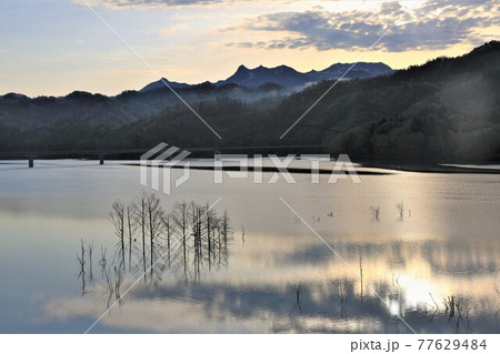 早朝の桂沢湖（北海道三笠市） 77629484