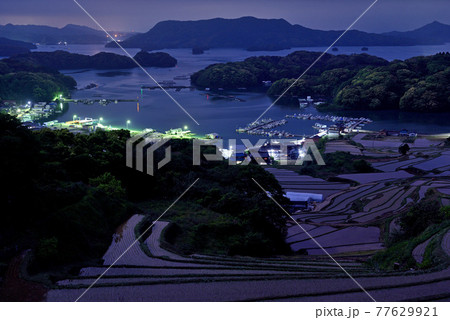 月明かりに照らされた夜の大浦の棚田 77629921