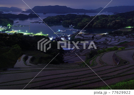 月明かりに照らされた夜の大浦の棚田 77629922