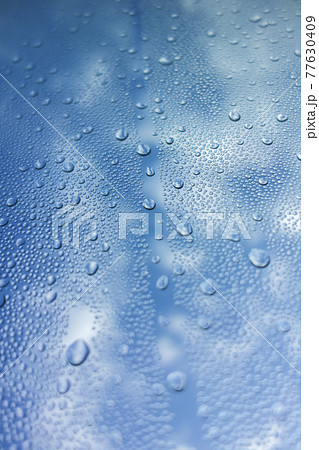 雨上がりにガラスの内側から見た空 77630409