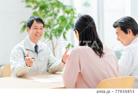 リフォームの相談をするミドルの夫婦 77630853