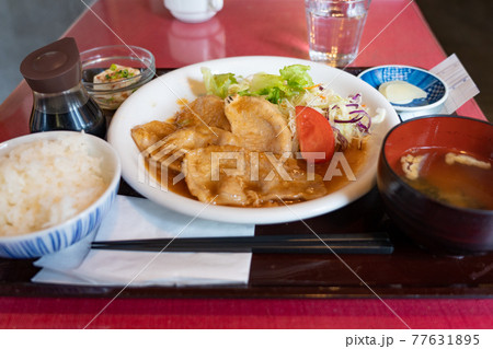 ランチメニューの生姜焼き定食(ポークジンジャー) ランチメニューの生姜焼き定食(ポークジンジャー) 77631895
