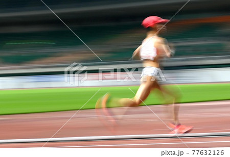 陸上競技場を走る選手 陸上競技場を走る選手 77632126